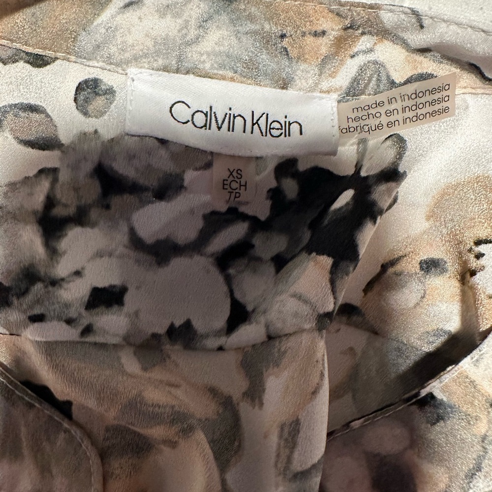 Has beautiful colors! Grey, light yellow and black